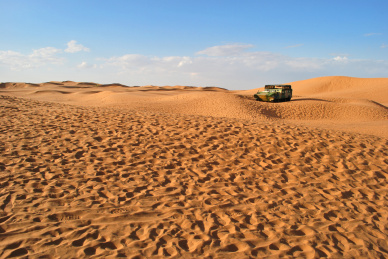 宁夏沙坡头沙漠风景唯美摄影吉普车