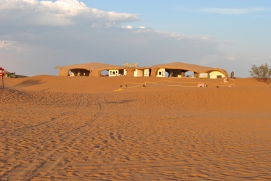 宁夏沙坡头沙漠风景唯美摄影石头房