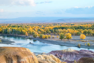 中国新疆阿勒泰布尔津县五彩滩秋季风光
