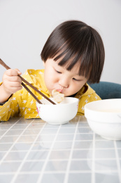 拿筷子吃饺子的小孩子