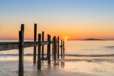 山东青岛会场村栈桥日出
