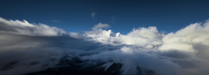 西藏珠穆朗玛峰东坡自然风光