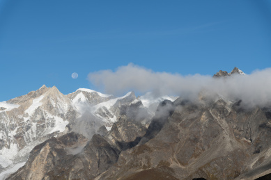 西藏珠穆朗玛峰东坡自然风光