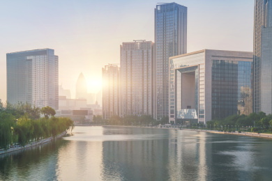 中国天津海河的水路交通和现代建筑及桥梁天际线