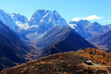 雪山脚下的小屋
