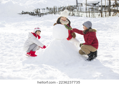孩子们一起堆雪人