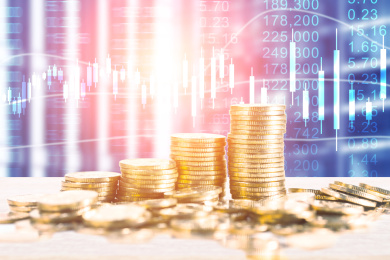 股票市场图表与货币，模糊的金融中心建筑为背景