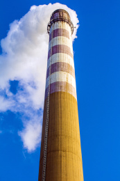 蓝色背景的烟囱