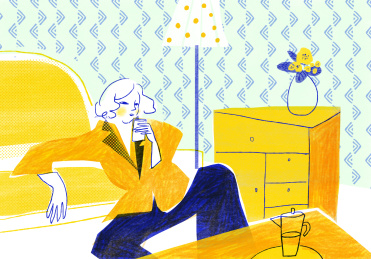 沙发旁休息的女性