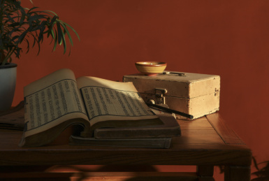 带线装书的复古场景