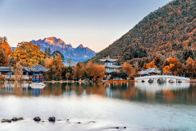 中国云南丽江玉龙雪山黑龙潭秋天风光