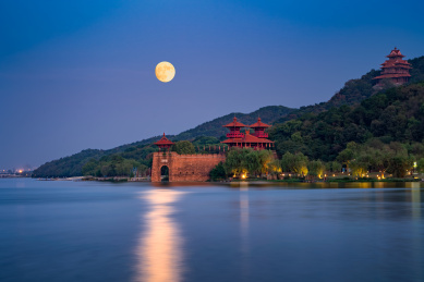 农历十五月光下的东湖磨山楚城风景区