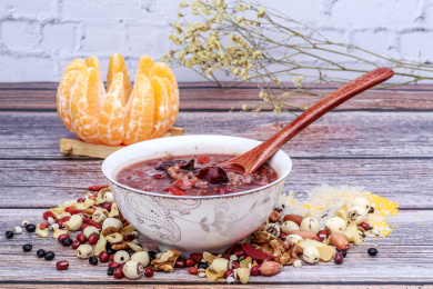 桌面上碗中的腊八粥