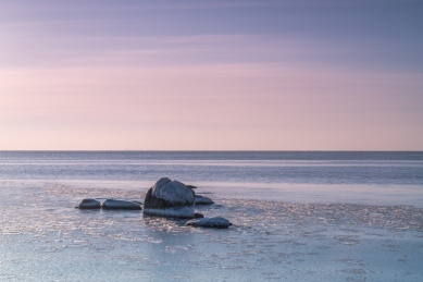 中国秦皇岛冬季的海冰