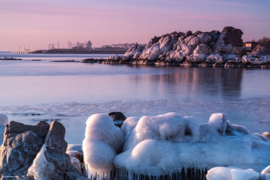 中国秦皇岛冬季的海冰