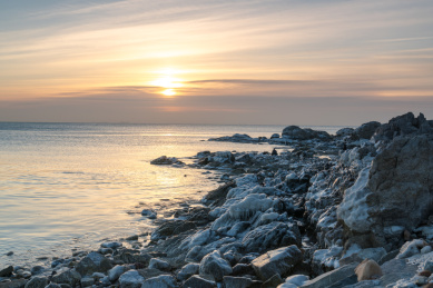 中国秦皇岛冬季的海冰