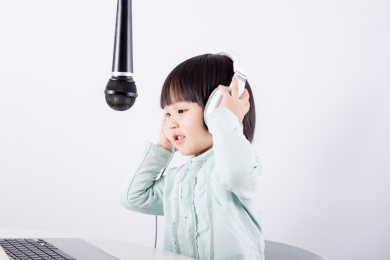 戴耳机听音乐唱歌的小女孩