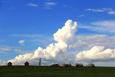 蓝天白云下的草原牧场