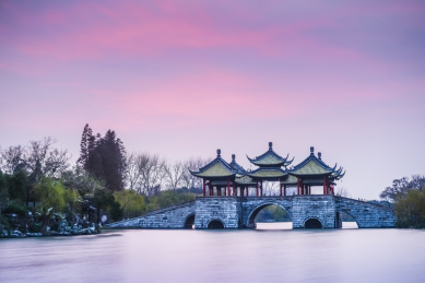 中国江苏扬州瘦西湖上的莲花桥