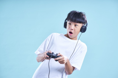 小男孩玩游戏机的紧张模样