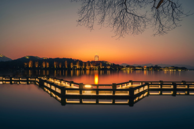 杭州西湖长桥雷峰塔日落