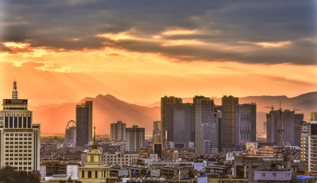 云南省昆明市日落时分的景色