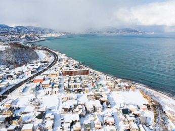 冬天日本朝里的海岸线