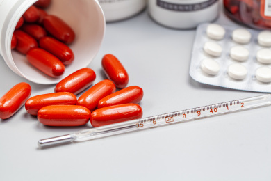 桌面上的药片体温表