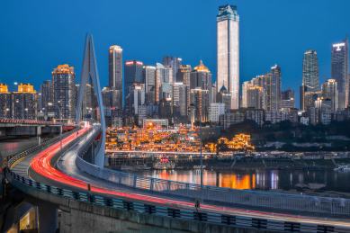 中国重庆嘉陵江千厮门大桥全景