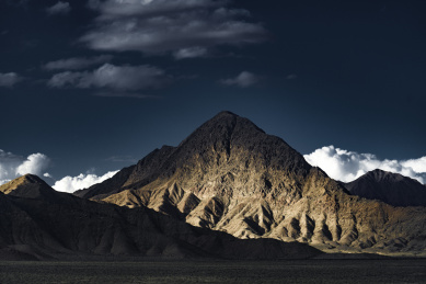 夕阳西下日照金山