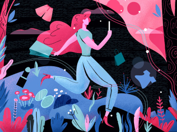 女人拎着购物袋边跑边看手机