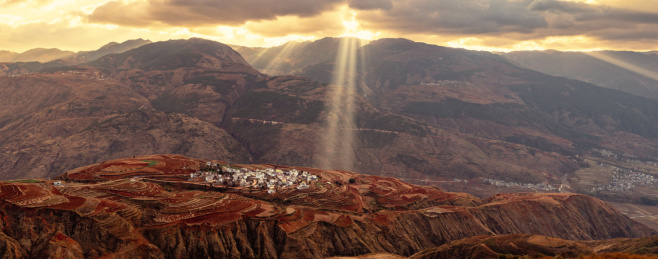 东川落霞沟红土地