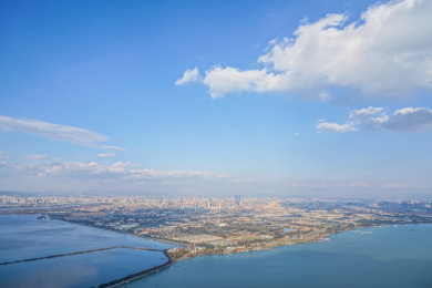 云南昆明市区和滇池俯瞰