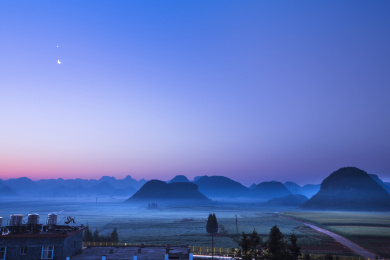 晨曦中的云南罗平金鸡峰丛风景区