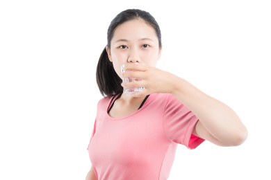 喝水的健身女孩