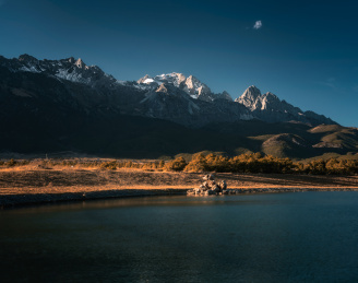 玉龙雪山山脚下