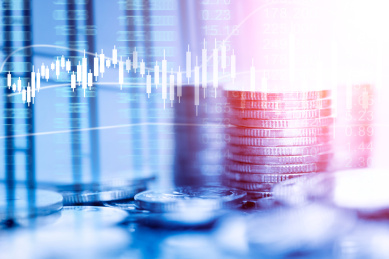 金融和经营理念。投资图形和行业动态和钱币在桌上，蓝色调。