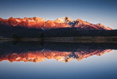 中国云南丽江玉龙雪山日出