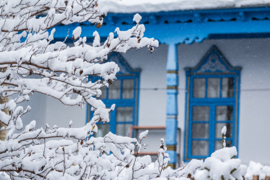 雪中的少数民族老房子