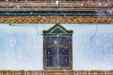 雪中的少数民族老房子