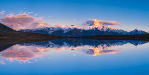 贡嘎雪山日照金山