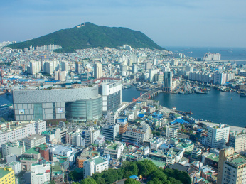 蓝天下的韩国釜山港