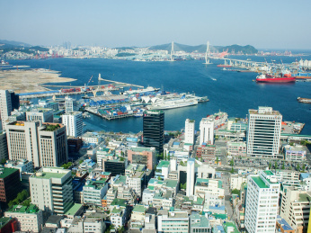 蓝天下的韩国釜山港