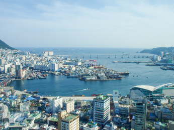 蓝天下的韩国釜山港