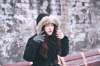 冬季旅行途中的亚洲女子