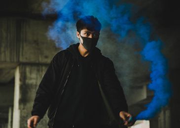 街头风格帅气男性在烟雾背景前玩跑酷