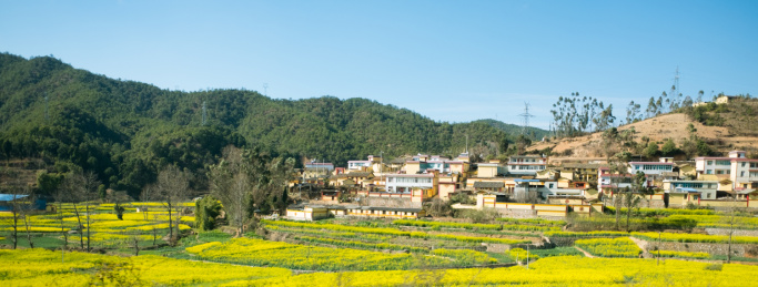 云南省楚雄州高速公路上的景观