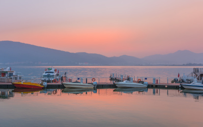 夏季傍晚的中国云南昆明滇池海埂游艇码头