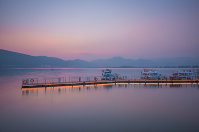 夏季傍晚的中国云南昆明滇池海埂游艇码头