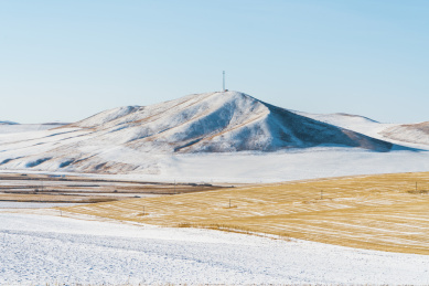 冬天雪后的中国呼伦贝尔黄色草原和山坡